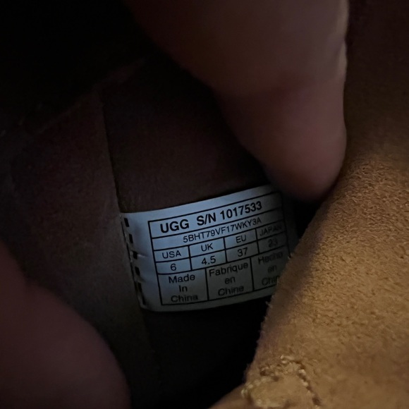 New UGG boots never worn, but do have some scuffs/scratches - Picture 3 of 6